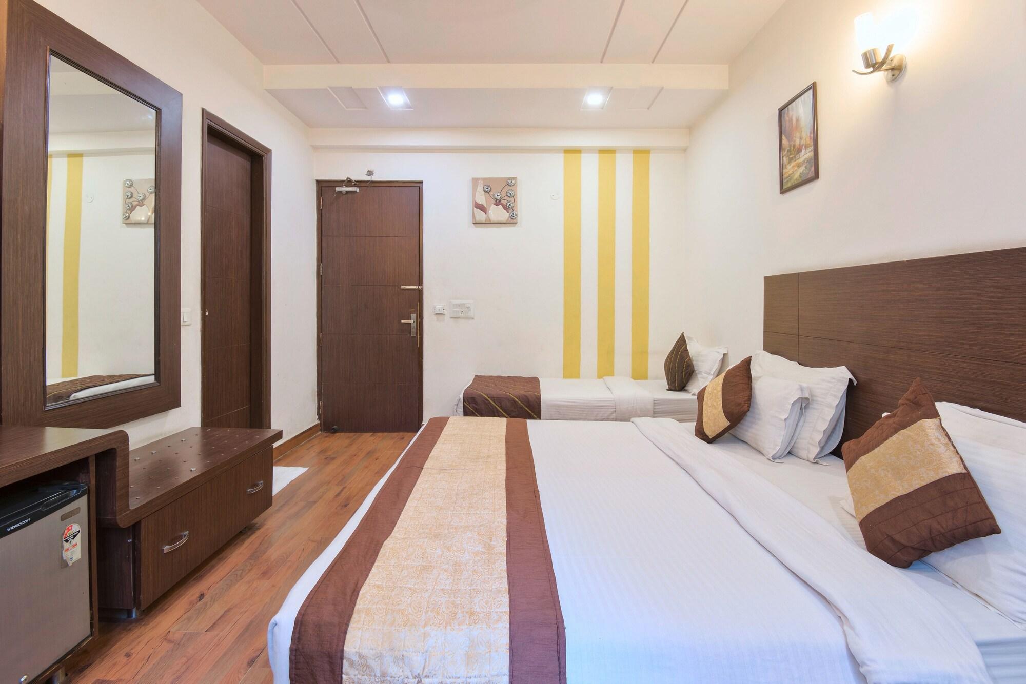 Hotel La Vista Delhi Bagian luar foto